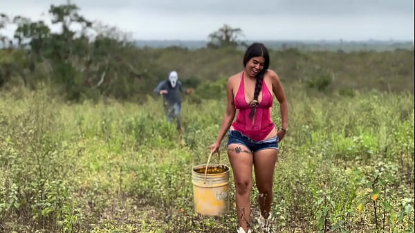 Roceira gostosa rabuda no xvideos dando sua buceta melada